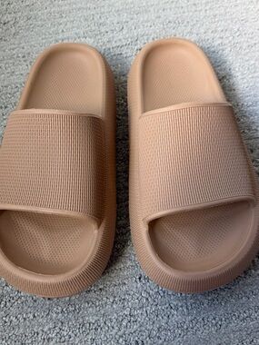 Slide in Light Taupe